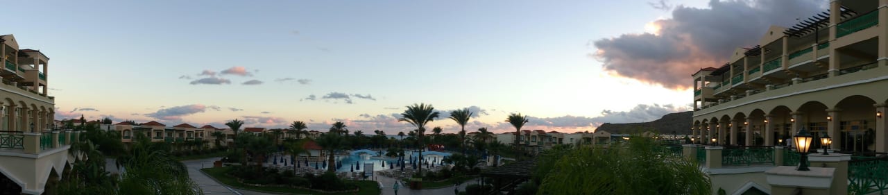 Der Ausblick ist auch mit Wolken zu ertragen  Lindos Princess Beach Resort & Spa