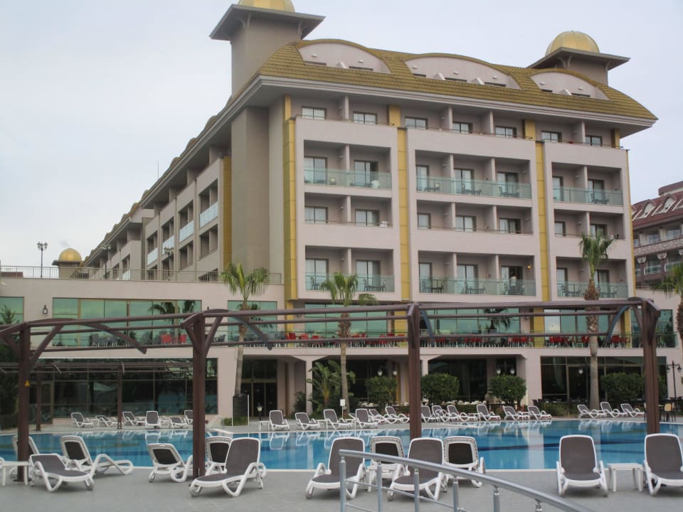 Blich vom Pool auf das Hotel Aydinbey Kings Palace & Spa