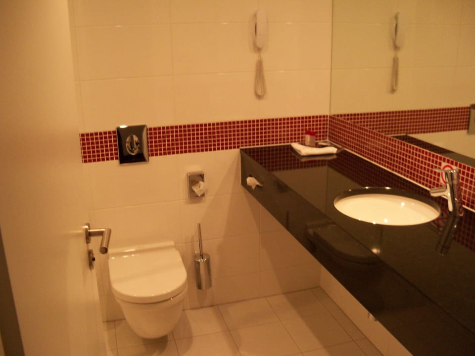 Schöne Bad, links geräumige ebenerdige Dusche Vienna House Easy Airport Bucharest