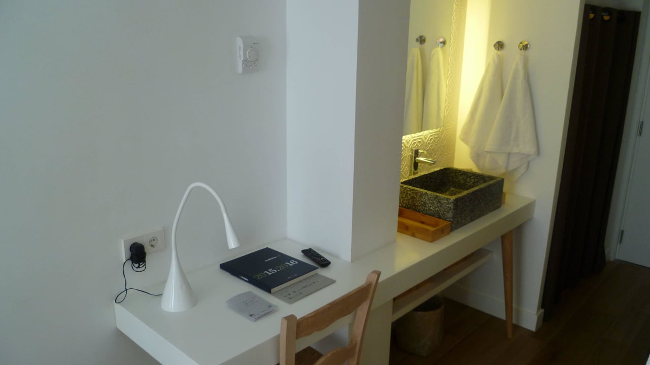 Schreibtisch mit Stuhl und modernes Waschbecken HM Balanguera Beach