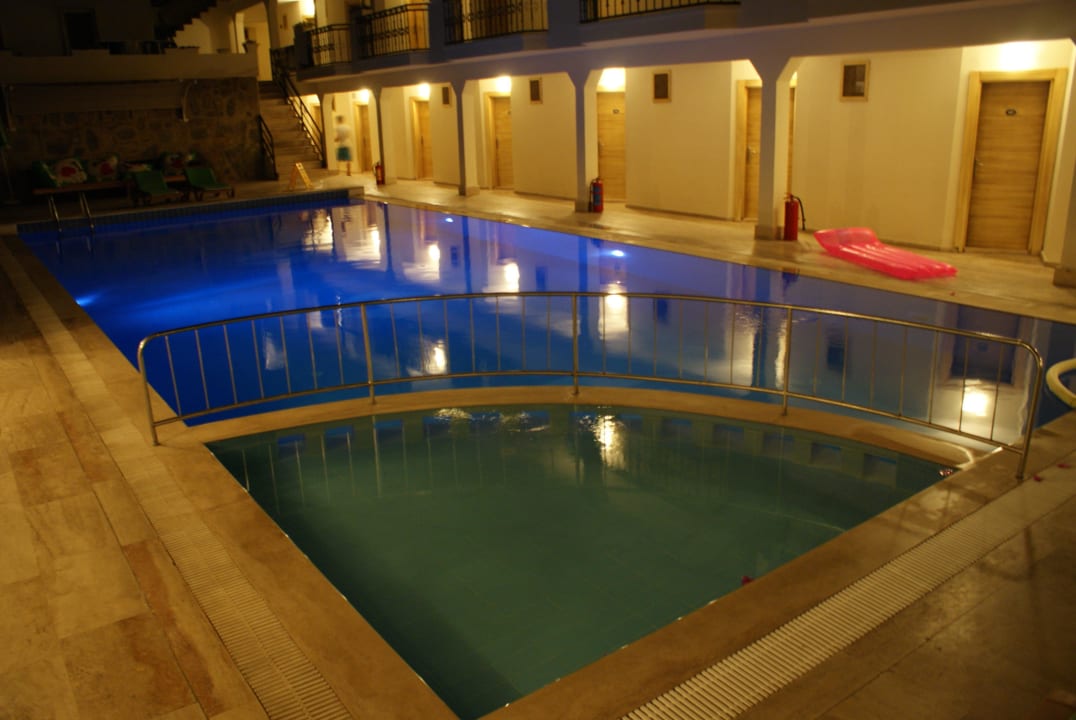 Basen wieczorem Hotel Blue Bay