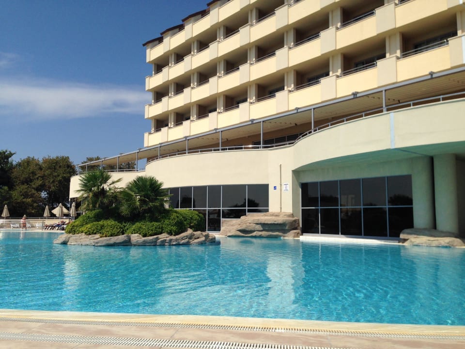 Ausblick zur Poolanlage Melas Resort Hotel