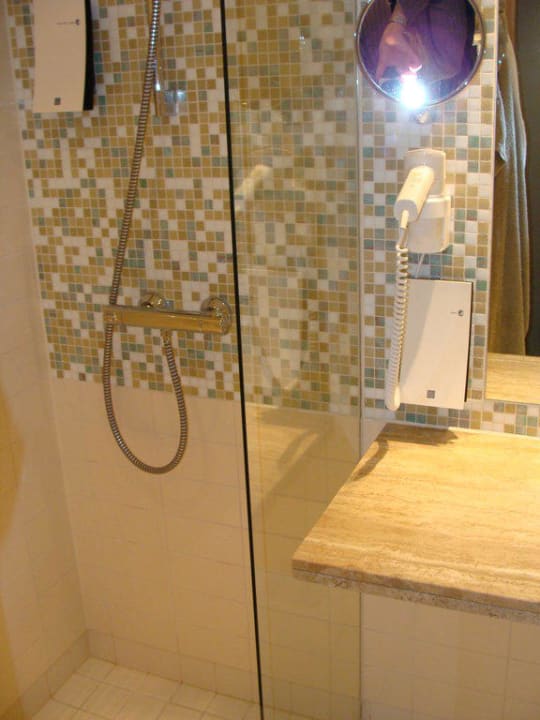 Badezimmer mit Dusche Clarion Hotel Sign