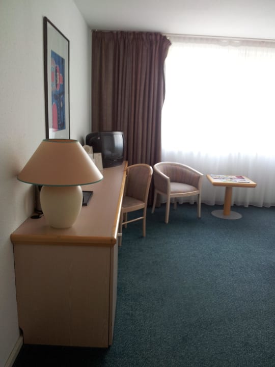 Schrank und TV  Mercure Hotel Stuttgart Airport Messe