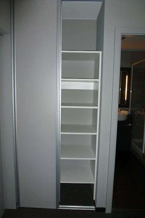 Schrank im Schlafzimmer Appart'City Strasbourg Aéroport