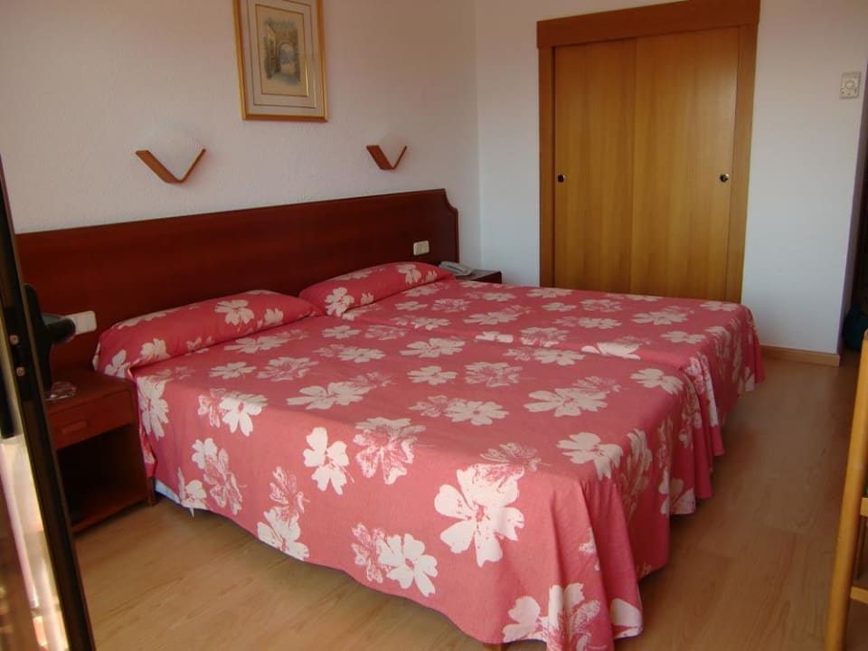 Bett, daneben Schrank BQ Can Picafort
