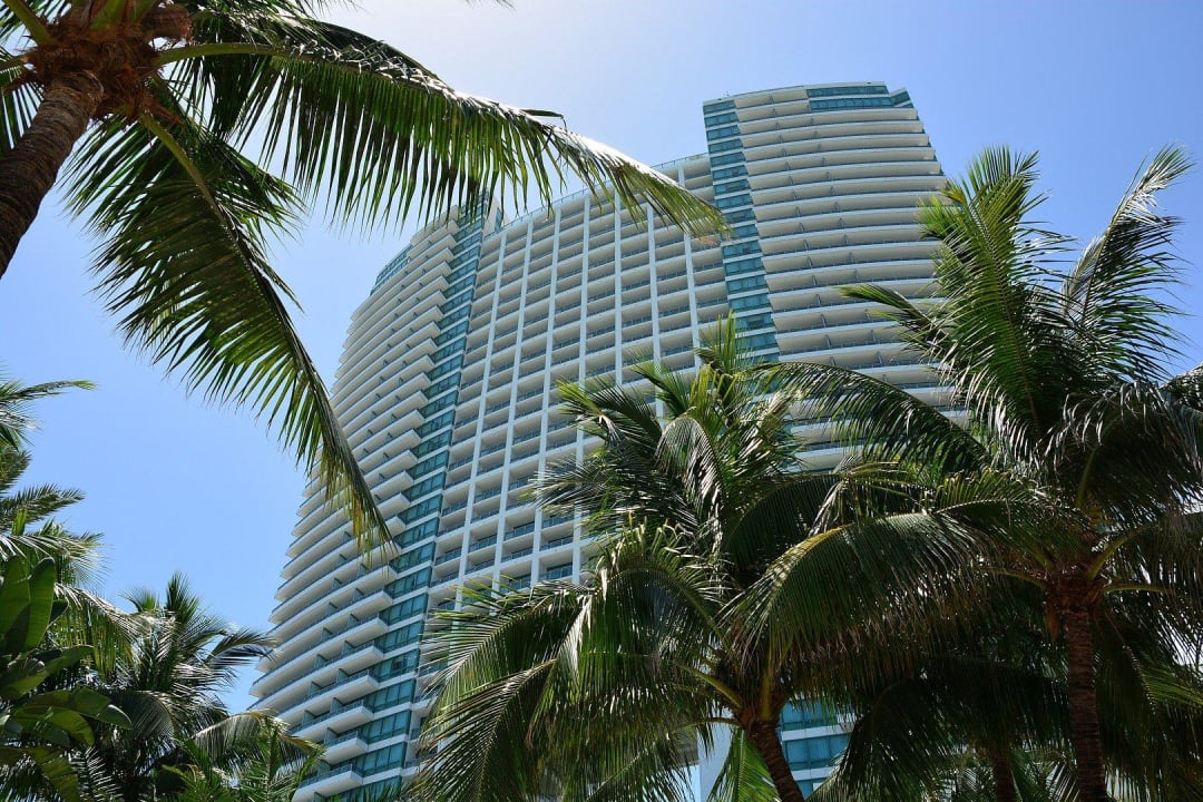 Blick auf Hotel vom Pool aus Diplomat Resort & Spa Hollywood, Curio Collection by Hilton