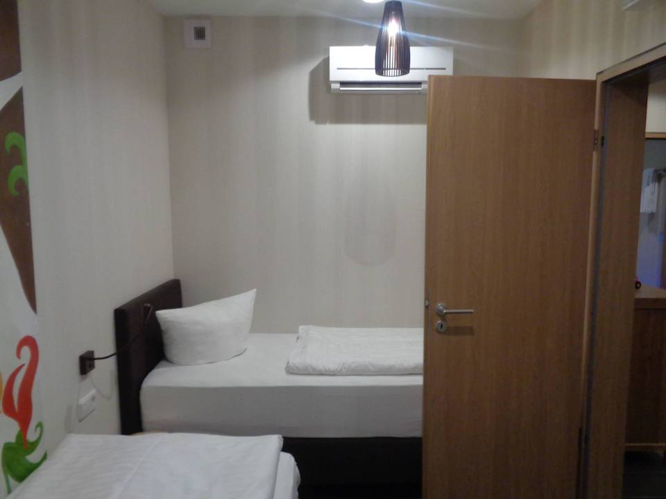 Kinderzimmer mit zwei Betten Tropical Islands Resort