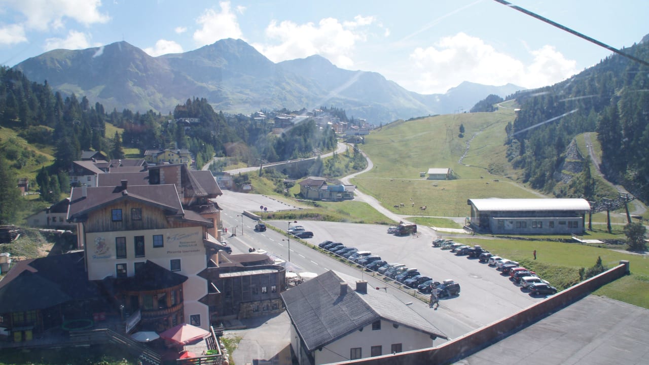 Blick Richtung Obertauern  Hotel Grünwaldkopf