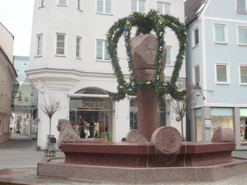 Schöner Brunnen vor dem Hotel Hotel Goldene Traube