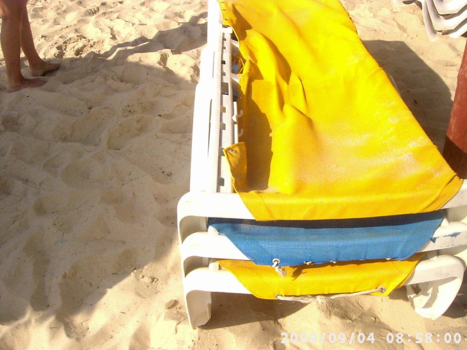 Zustand der Liegen am Strand Hotel Nesrine