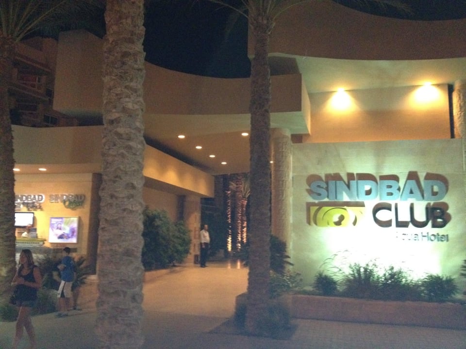 Der Ausgang zur Einkaufsstraße  Sindbad Club