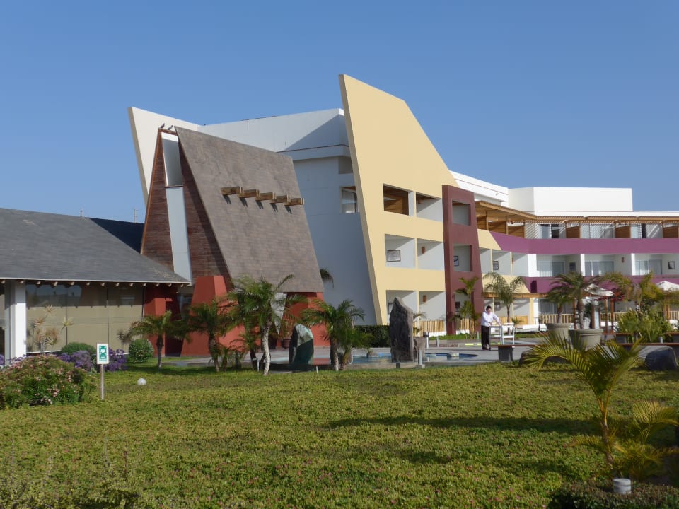 Der Blick zum Eingangsbereich des riesigen Hotels Aranwa Paracas Resort & Spa