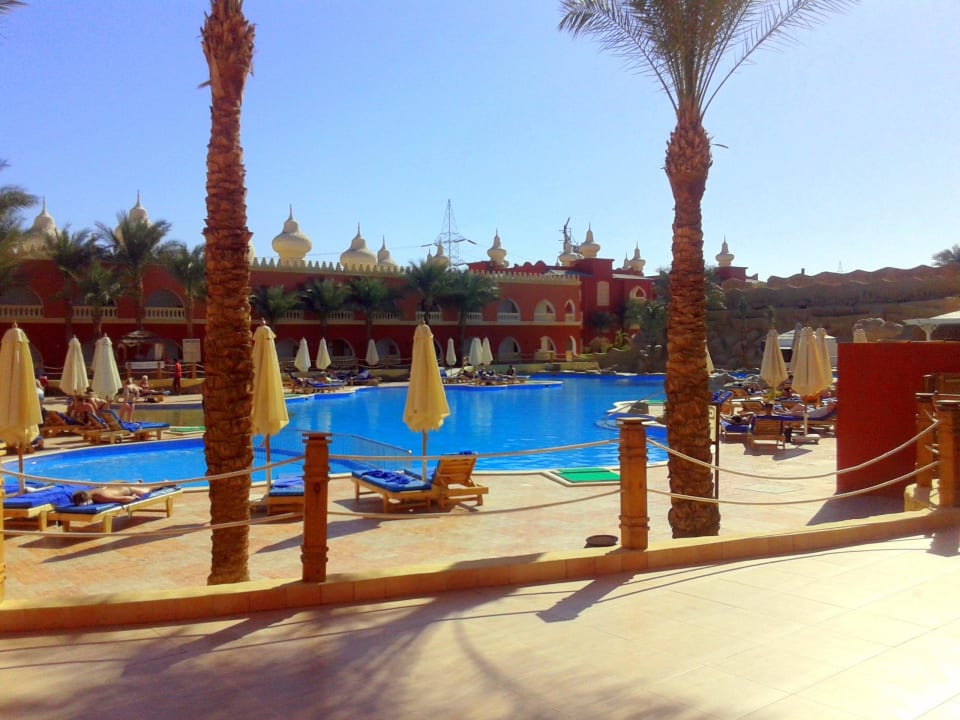 Главный бассейн, вообще бассейнов 9 на всей террит Pickalbatros Alf Leila Wa Leila Resort - Neverland Hurghada