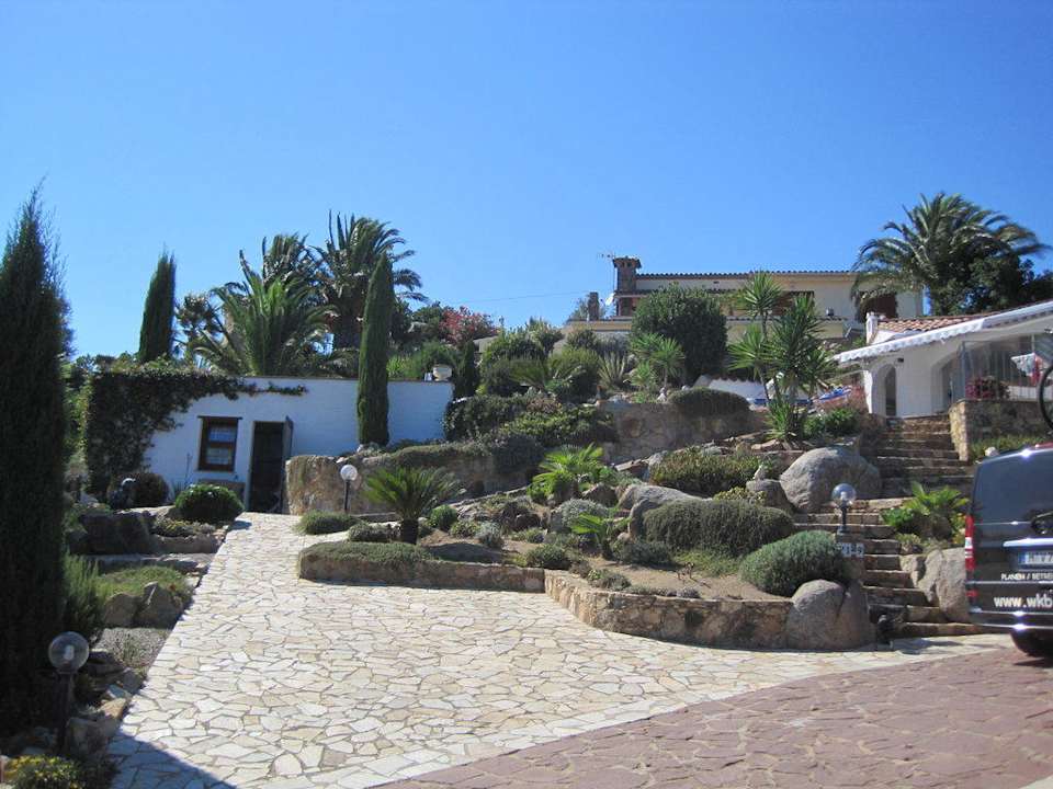 Blick von der Auffahrt hoch zum Casa Jaro Ferienhaus Casa Jaro