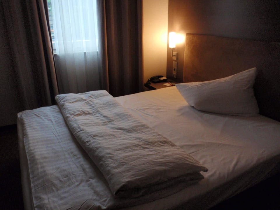 Cama arrugada IntercityHotel Mainz