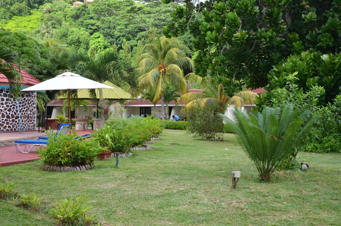 Widok na ogród z neszego tarasu Berjaya Praslin Resort