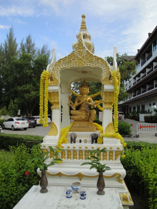 Schrein vorm Hotel Sunwing Kamala Beach