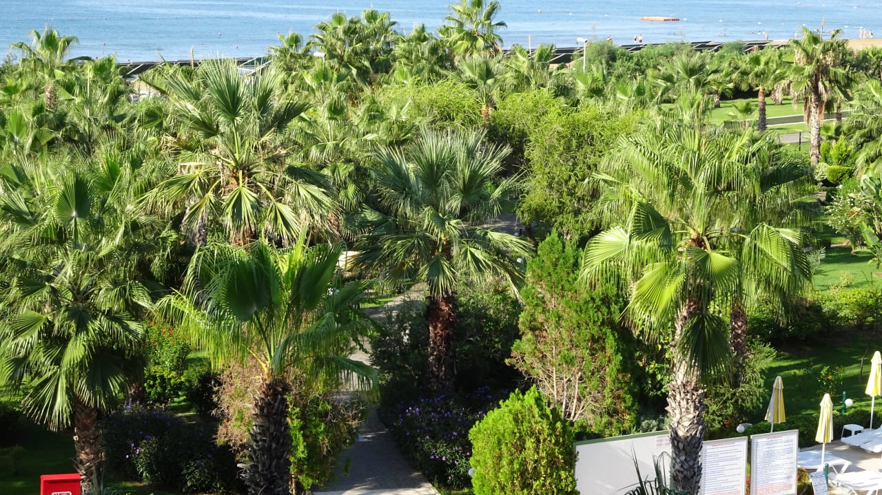 Teil der Gartenanlage mit Blick zum Meer VONRESORT Golden Coast