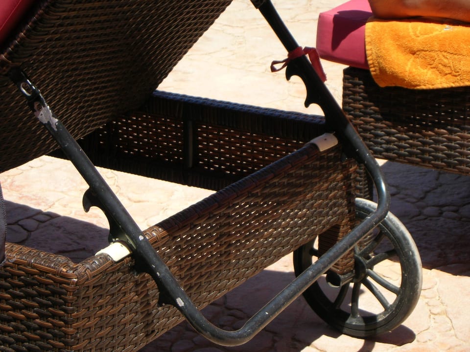 Kaputte Liegen Lella Meriam Hotel & Club