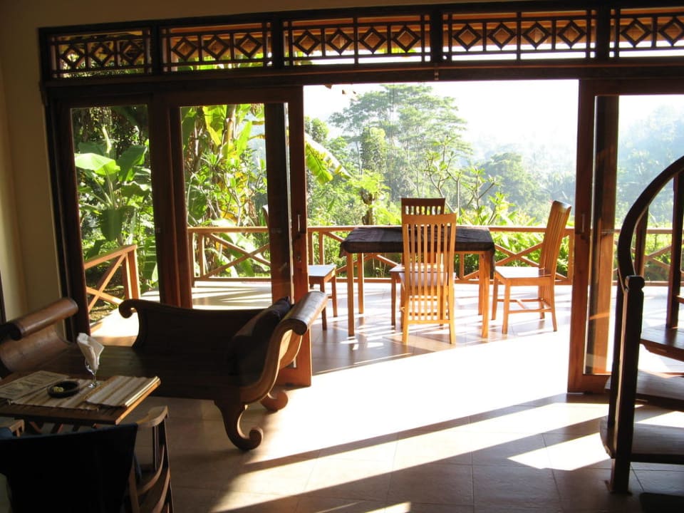 Blick vom Erdgeschoss auf Terrasse Lihat Sawah Guest House
