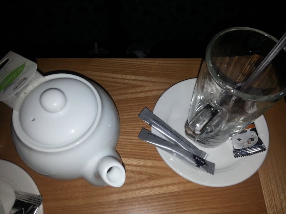 Ein Krug mit frischem Tee Four Points by Sheraton Panoramahaus Dornbirn