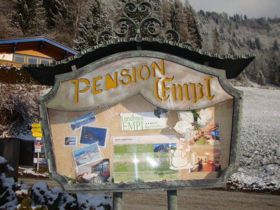 Der Schaukasten des Landhauses an der Strasse Hotel Silberfux