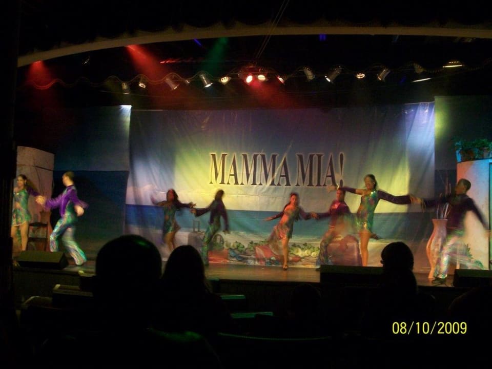 Das Musical "Mamma Mia",ein Hammer wie die tanzen Grand Sirenis Punta Cana Resort & Aquagames