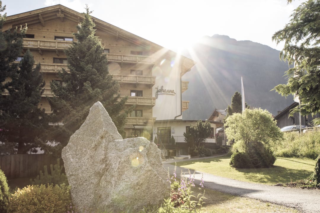 Außenansicht Hotel Johanna mitten im Ötztal