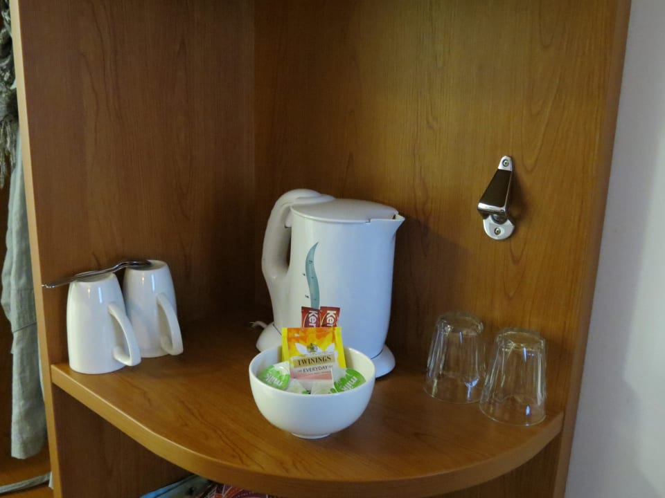 Запасы чая и кофе Hotel Premier Inn Edinburgh Princes Street