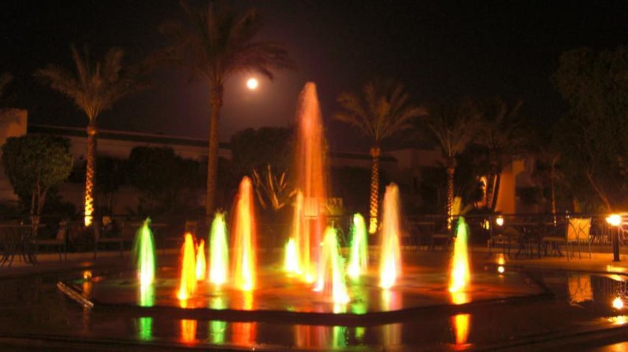 Farbiger Springbrunnen Sultan Gardens Resort