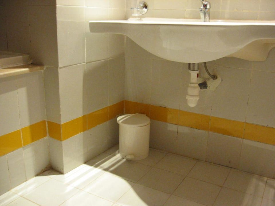 Hier waschen? Ich nicht. Sie? Hotel African Queen