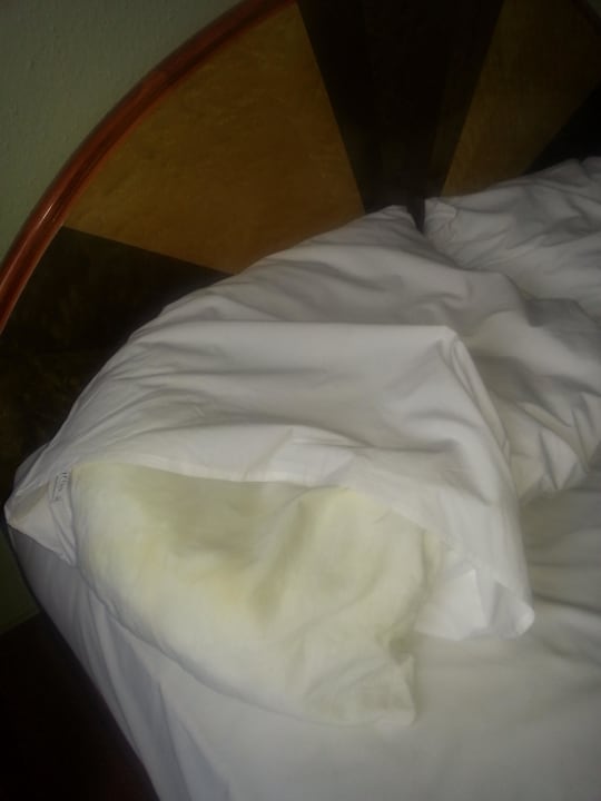 Kissen ist alt und hat Flecken Hotel Baross