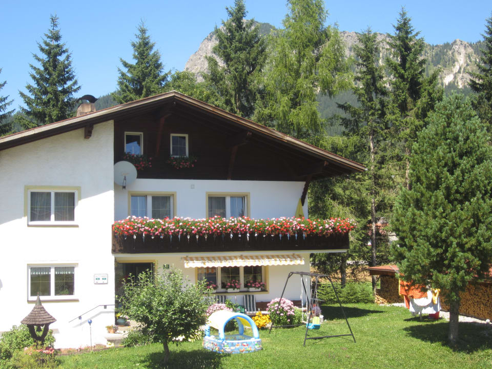 Außenansicht Pension Tannheim - Fewo und Zimmer