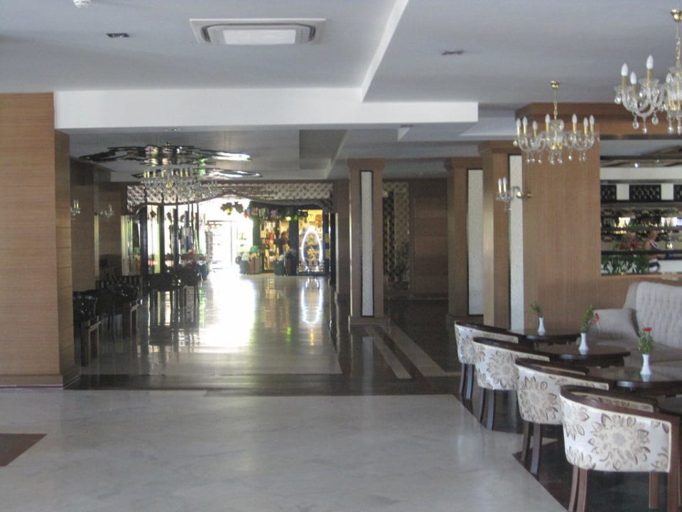 Einkausfmöglichkeite an Ende der Lobby Seaden Corolla Hotel