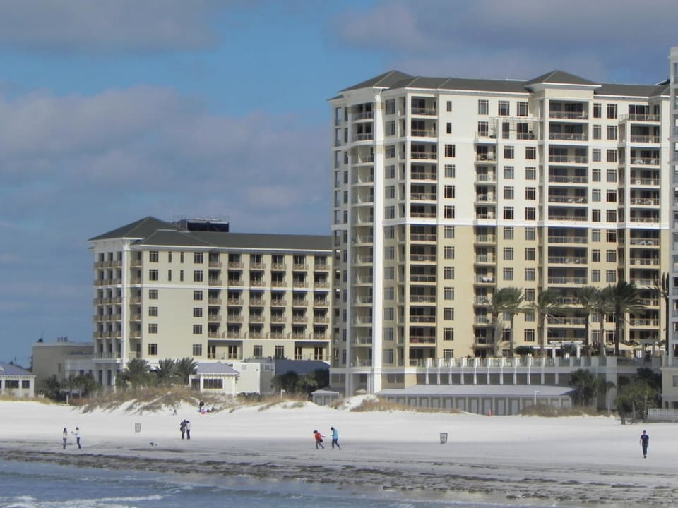 Sandpearl Resort (links) und Sandpearl Residence Sandpearl Resort