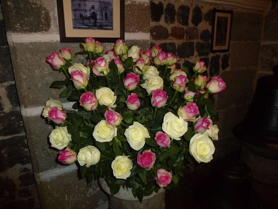 Schöner Strauß in der Lobby Hacienda La Cienega