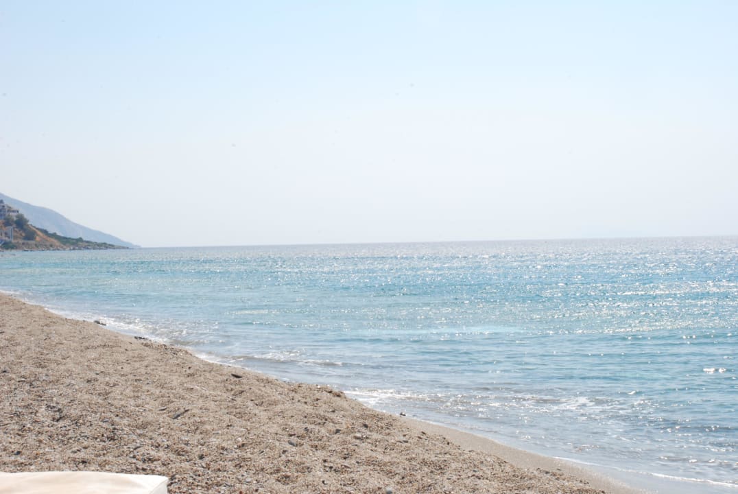 Sand mit Kieseln und glasklares Wasser Akti Palace Resort & Spa