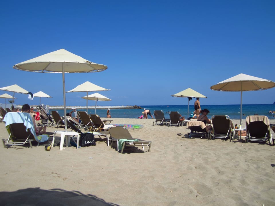 Wunderschöner Strand, Liegen mit Tisch und Schirm Fodele Beach & Water Park Holiday Resort