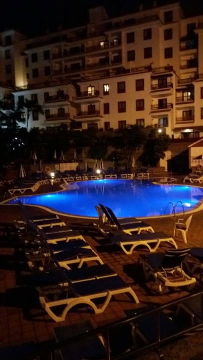  pool bei abend Apartamentos Casablanca