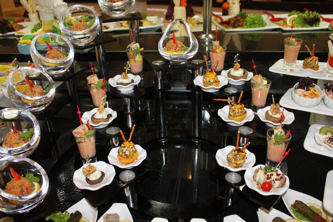 Liebevolles Anrichten der Speisen Hotel Delphin Imperial