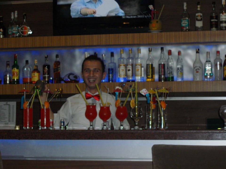 Barkeeper bei der Arbeit Hane Family Resort