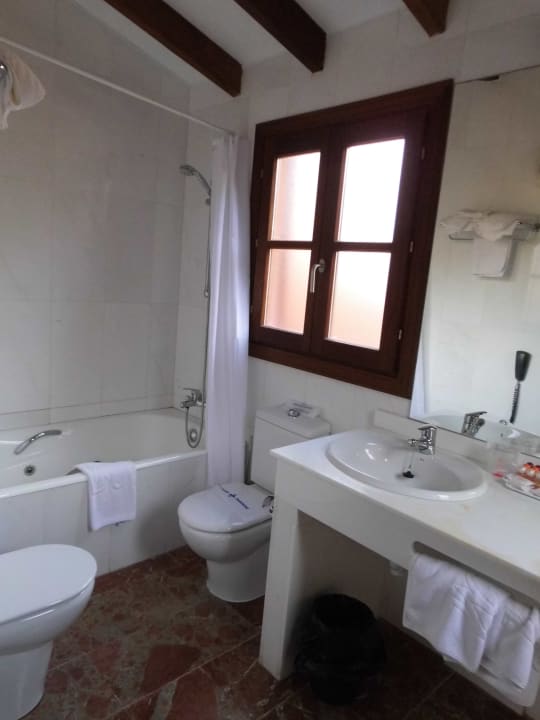 Eines der 2 Bäder der Ferienwohnung mit Meerblick Hotel Maristel