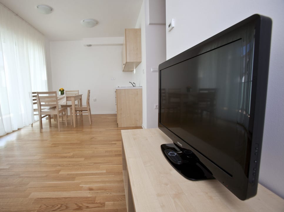 Free flat-screen cable TV Postojna cave Rooms & Apartments Proteus