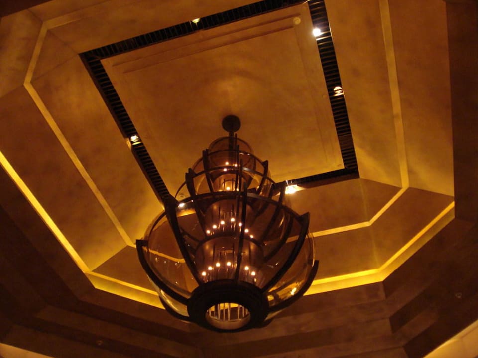 Leuchter in der Lobby Hotel The Peninsula Bangkok