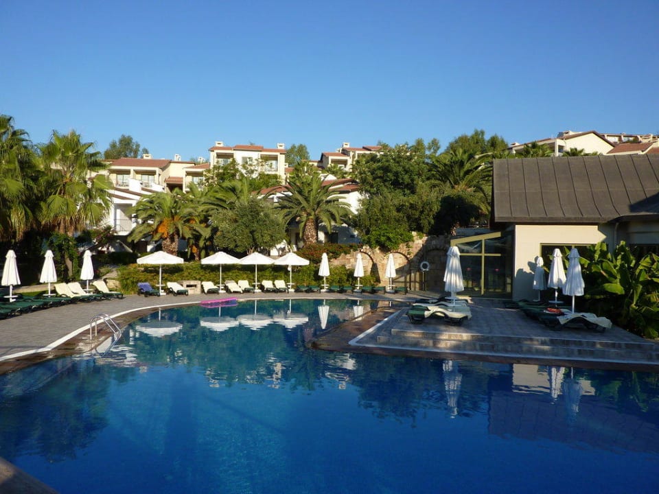 Pool mit besetzten Liegen... Arum Barut Collection