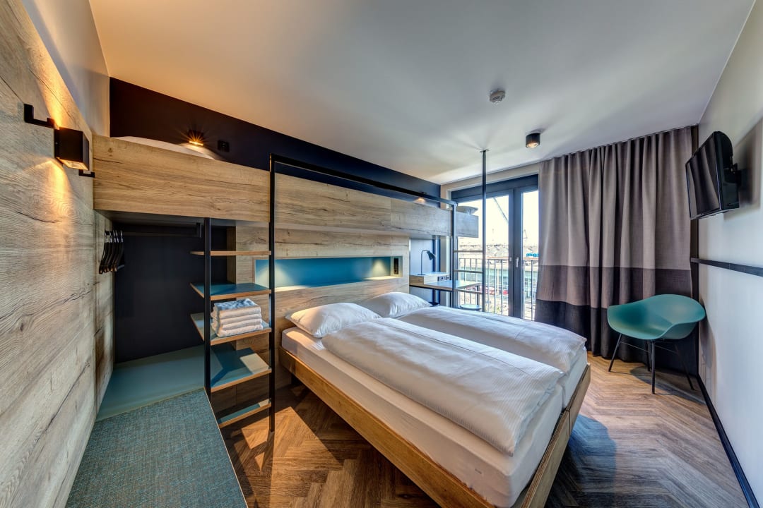 Zimmer Schulz Hotel Berlin Wall at the East Side Gallery