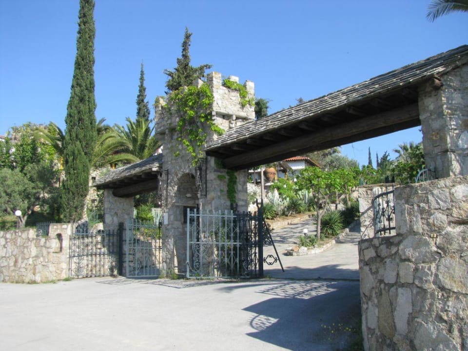 Hoteleinfahrt Hotel Geranion Village