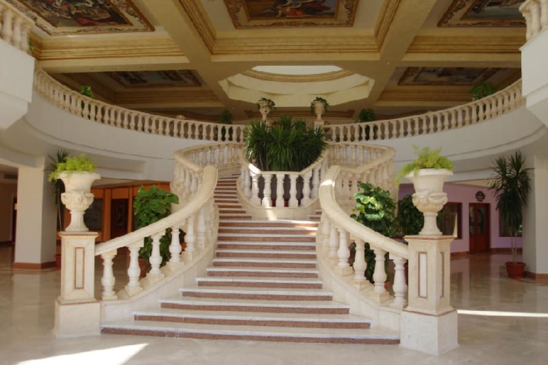 Вход на ресепшн утром Hotel Titanic Palace