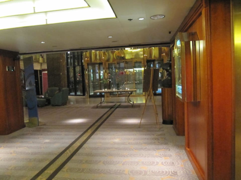 Blick von den Aufzügen auf die Lobbay Hilton Vienna Plaza